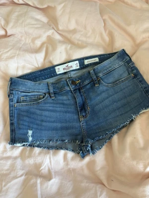 Blå jeansshorts från Hollister - Ett par jeansshorts från Hollister! Jätte snygga i storlek 28