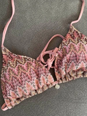 Missoni mönstrad bikini - Så snygg ny trekantsbikini i missoni liknande mönster! Helt nytt skick, aldrig använd💗Bikinin har vadderade kupor