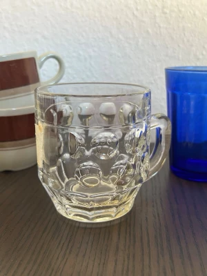Blandade muggar och glas - Två bruna muggar, ett dricksglas i klarglas och ett blått dricksglas.  Skick kan ses på bild!!