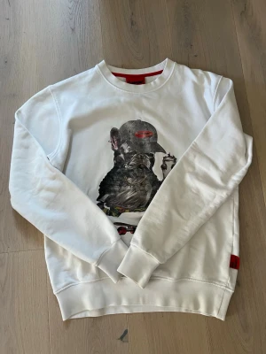 Vit supreme sweatshirt  - Vit supreme sweatshirt storlek XS använd men i väldigt bra skick hör gärna av er