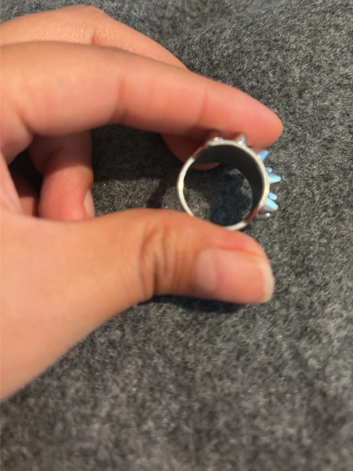 Silvrig ring med nitar från Edblad  - 1