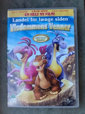 Landet för längesedan: visdomens vänner DVD - DVD-film med "Landet för länge sedan: Visdommens Vänner".  Finns på språk: Svenska, Engelska, Danska, Norska, Finska   OBS!! skivorna är begagnade så det kan förekomma repor/hairlines på skivorna, men då jag kollar igenom alla filmer jag säljer garanterar jag att alla funkar felfritt om inget annat står! :)