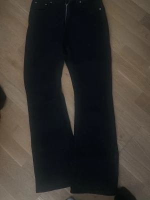 Svarta bootcut jeans Gina - Helt oanvända svarta bootcut jeans från Gina tricot🫶🏼 Inga defekter, fläckar hål eller liknande. Aldrig använda så i bra skick. 