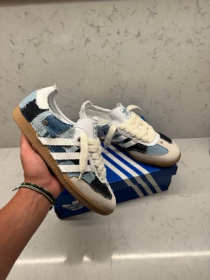 adidas kojima  - Unika adidas kojima skor i helt ny skick allt og följer med ink två extra skosnören vit sam blå. Storlek 45. Dm vid föer frågor eller funderingar 