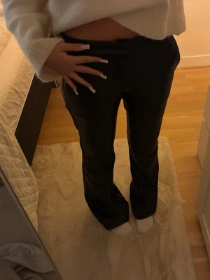 low waist skinnbyxor!! - supersnygga lågmidjade skinnbyxor från bershka, använd fåtal gånger men inga defekter!!