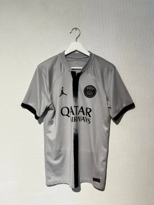 PSG bortaställ 22/23 - PSG x Jordan bortaställ 22/23, köpt för 3 år sedan men använd väldigt sällan, storlek S, säljs pga samma anledning med allt annat - för liten