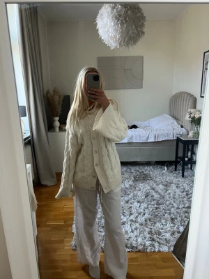 Vita linne byxor  - Vita linnebyxor, från Gina Tricot. Storlek S.