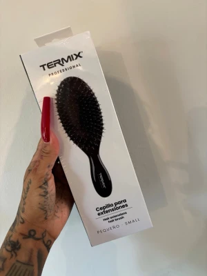 Hårborste  - Hårborste oöppnad då jag råkade beställa 2st.  Denna Termix Professional-hårborste är en liten modell speciellt utformad för hårförlängningar. Borsten kombinerar naturliga vildsvinshår och flexibla nylonfibrer för att skonsamt reda ut håret utan att skada fästena.Den är designad för torrborstning för att ge mjukhet, skydd och ökad glans genom att fördela hårets naturliga oljor. Ord pris 192:-  ▪️ TikTok - ginise  