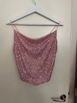 Rosa glitter topp - En jättefin rosa glitter topp, på insidan är det gammal brun utan sol men inget som syns igenom. (Se bild 4)💞