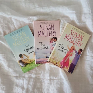 Boktrilogi av Susan Mallery - Tre romantiska pocketböcker av Susan Mallery: 'Ditt hjärta är ditt', 'Tre små ord' och 'Precis som du är'. Omslagen har mjuka pastellfärger och motiv med par i olika miljöer. Perfekt för dig som gillar feelgood och kärleksromaner. Alla böcker för sammanlagt 40 kr💞