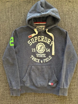 Superdry hoodie ~ sällsynt  - Superdry hoodie marinblå | st M | Snygg hoodie i marinblå färg. Sällsynt och eftertraktad vintage modell som produceras ej längre och går knappt att få tag på. Vintage 2000’s modell. Perfekt nu till våren/sommaren 🏄 Kan även gå ner lite i pris vid snabb affär!