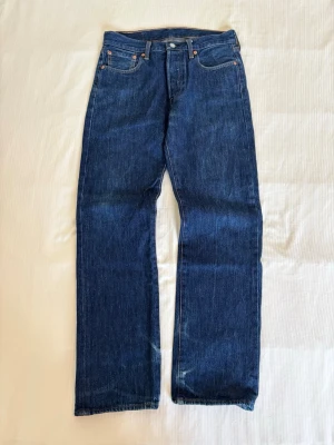 Vintage Levi’s Jeans 501 - Tjaaa🤩säljer mina 501 Levi’s jeans i storleken 30/30🫡passformen på dessa jeans är regular straight och patinan som har utvecklats är riktigt feta😤tveck inte på att skriva ifall ni har några frågor🥰