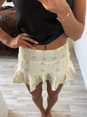 Kort volangkjol i ljus bomull - Har inbyggda shorts, ifrån Subdude typ aldrig använd 