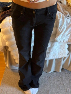 Svarta Lågmidjade bootcut jeans - Svarta Lågmidjade bootcut jeans! Innerbenslängd: 84, midjemått: 34. Något trampade på men inget som ”förstör” —> se bild två! Nypris 800kr