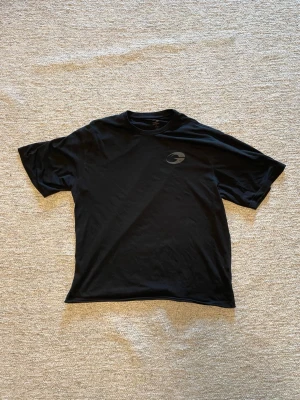 Svart t-shirt från GASP - Säljer en svart t-shirt från GASP med rund halsringning och diskret logga på bröstet. T-shirten har klassisk passform och är tillverkad i mjuk bomull, perfekt för en avslappnad stil.