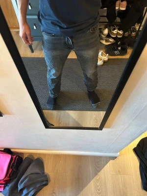 Svarta jeans med straight fit - Säljer ett par svarta jeans med tvättad och något sliten look. Jeansen har rak passform, klassisk femficksdesign och normal midja. Perfekta för en avslappnad och trendig stil. 76cm långa, ungefär (30-32) 
