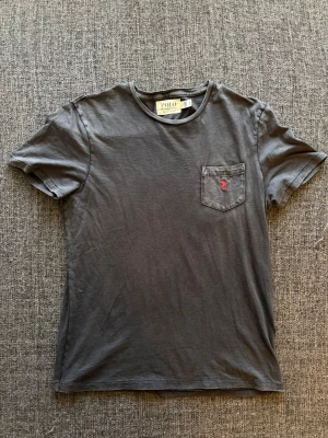 Ralph Lauren T-shirt~vintage  - 🎉 20% rabatt om du följer min profil och handlar direkt! 😊  Sjukt sällsynt Ralph Lauren T-shirt i storlek L men sitter mer som M. Vintage tvättad svart/grå modell med snyggt slitet utseende och hög kvalitet. En eftertraktad 2000’s modell som passar perfekt året om. 📦 Skickas inom 24h, kan gå ner lite i pris vid snabb affär! ✌️