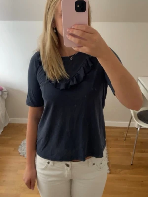 Mörkblå tröja med volanger - Superfin mörkblå tröja med volanger från Vero Moda i storlek S. Den har nån liten fläck (se bild 5). Pris kan alltid diskuteras och skriv om du har några frågor!🩷🩷