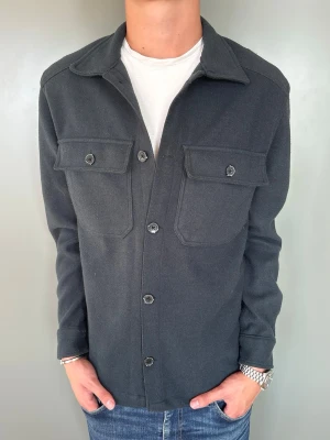 Svart Overshirt - Storlek: M | Skick: 10/10 | Nypris: Ca 1500kr