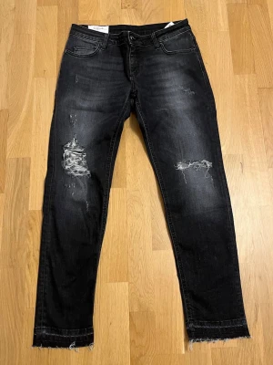 Dondup jeans - Dondup  Jeans!! | Säljer dessa supersnygga Dondup jeans 💫 | Jeansen har slitningar vid båda knänen✨| Jeansen är i strl w28 | Jeansen är 9/10 skick och sparsamt använda 🌟 | Nypris - 3000 sek | Pris kan diskuteras vid snabb affär!! 💸 | För flera bilder eller frågor så är det bara att kontakta mig 📩|