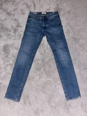 Jack and Jones jeans - Säljer ett par Jack and Jones jeans i modellen Clark Regular i storlek 28 32. Inga synliga tecken på användning. 