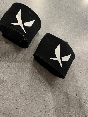 Svarta handledslindor  - Säljer ett par svarta handledslindor. Vid frågor skriv.
