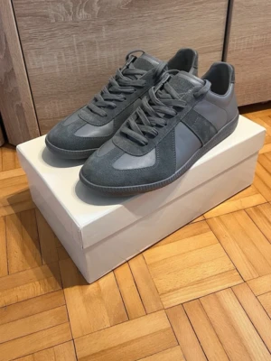 Maison Margiela GATS - Maison margiela GATS i colourwayen Gohst Grey. Storlek 44. 