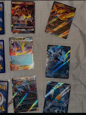 Pokémon GX/EX kort samling - Säljer en samling Pokémon GX och EX-kort med bland annat Turtonator GX, Mega Gengar EX, Charizard GX, Kyurem EX och Garchomp EX. Alla korten är holografiska och har färgstarka motiv i blått, rött, orange och svart. Perfekt för dig som vill utöka din Pokémonkort-samling!