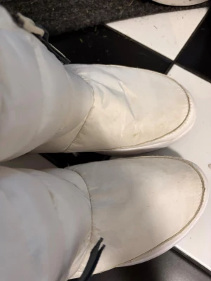 Vita moon boots från Columbia - Säljer ett par vita moon boots från Columbia med quiltad design och dragkedja på sidan. Bootsens ovandel är vadderad och har en vattenavvisande yta. Sulan är tjock och greppvänlig, perfekta för kalla dagar. Stilsäkra och bekväma för vintern. Använda en gång ny pris 500kr.waterproff och väldigt varma oh sköna för vintern ❄️ 💗