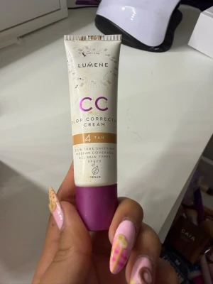Lumene CC Cream 4 Tan - Lumene CC Color Correcting Cream i nyansen 4 Tan ger medium täckning och jämnar ut hudtonen. Passar alla hudtyper och har SPF 20. Tuben är vit med lila och guld detaljer och har en praktisk skruvkork. Vegansk formula.