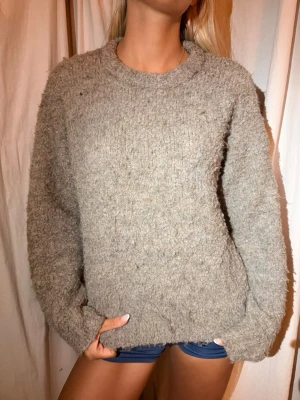 Lurvig Tröja🤎 - En mysig lurvig tröja från Cubus. Använd några gånger men det är inget som märks!🤎 Grå/Brun färgad.