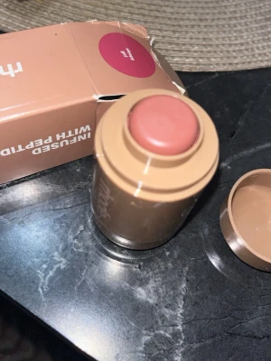 Krämrouge i stick, sleepy girl - Säljer ett krämrouge i stickformat med en mjuk dusty rose-nyans. Förpackningen är beige och kompakt, perfekt att ha i väskan. Enkel att applicera direkt på kinderna för en naturlig glow. Passar dig som gillar smidiga produkter och en fräsch look.