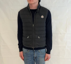 Moncler svart väst - Svart Moncler-väst i herrmodell, storlek S. Begagnad i mycket bra skick.