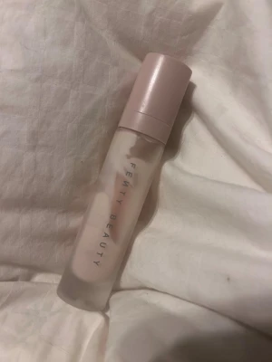 Fenty Beauty Soft Matte Primer - Primer från Fenty Beauty i nyansen Soft Matte Pro Filt’r. Kommer i en frostad glasflaska med ljusrosa lock och pump. Ger en matt finish och har en lätt, flytande formula som smälter in i huden. Perfekt för dig som vill ha en naturlig och jämn bas. Original priset är 500kr o det är halva flaskan kvar.
