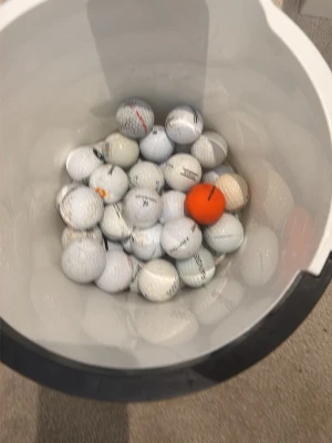 42st golf bollar bra mix  - Säljer 42st golf bollar med blandade märken bra mix 