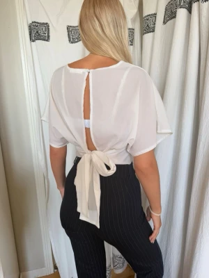 Vit Blus🤍 - En super söt vit blus, använd ett fåtal gånger. Sittee en säkerhetsnål vid V-ringningen (se sista bild). Går att ta bort och då är den mer öppen.🤍
