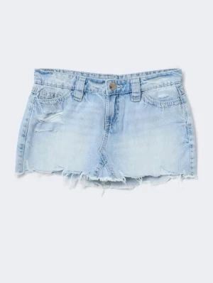 Ljusblå jeanskjol - ljusblå jeanskjol med fransig kant. Kjolen har broderade bakfickor med stenar. från ginatricot storlek 14+ XXS men passar även som XS. några stenar är borta, skriv för bild på de. knappt använda.