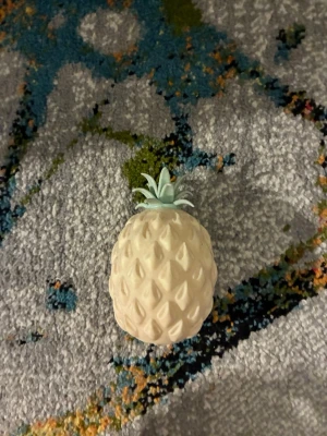 Dekorativ ananas i plast - Säljer en liten orbeez annanas. Perfekt för att lugna ner stressen. 