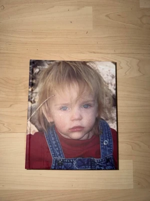 Billie Eilish fotobok - en billie eilish fotobok, knappt använd och har fina bilder på billie eilish och hennes liv som barn och uppväxt till fame. 