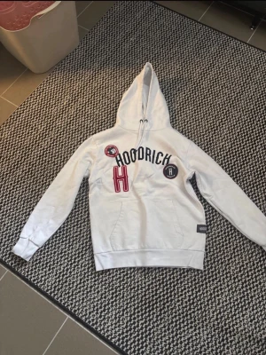 Vit hoodie från Hoodrich M - Skick: nästan som ny nästan aldrig använd, säljer väldigt billigt för vill ha in pengarna skriv vid minsta fundering
