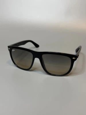 Rayban Boyfreind Solglasögon  - ‼️VI TAR EJ BYTEN!‼️Ray-Ban Boyfreind 4147 | Skick: 8.5/10 | Storlek 56/15 | Fraktar inom 24H efter köp på köparens bekostnad 📦💨 | Hör av dig vid minsta fråga eller fundering 