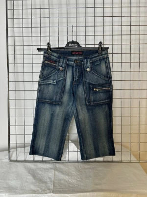 Capri / Jeans Y2K - Snygga Capris med coola fickor både fram och bak. Säljer då de är för små för mig.
