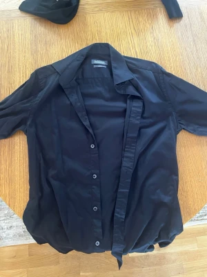 Dressman skjorta - Svart skjorta som används ett fåtal gånger storlek s slim fit