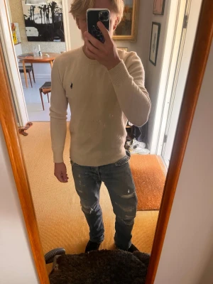 Ralph lauren tröja  - En riktigt fet Ralph lauren sweater i exklusivt lamm ull. Storleken är Small och personen på bilden är 170 cm, ett litet hål på magen. 
