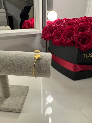 Guld armband  - Från Gina Tricot, helt ny, säljer även fler smycken så kolla gärna in dem 🌸