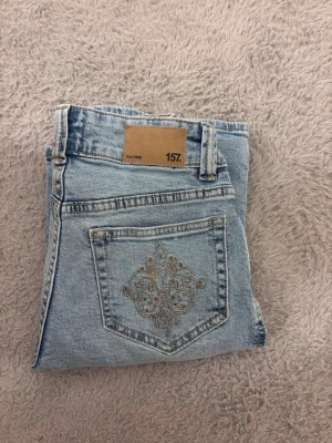 ljusa jeans med detalj på fickorna🩵 - säljer dessa ljusa jeans eftersom att de är i fel storlek. de har ingen skada? har aldrig använt dom men lappen är tyvärr inte kvar.❣️de är i storlek XS short.