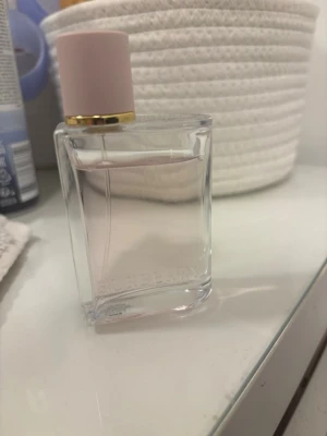 Burberry her eau de parfum 30ml - 30 ml. Parfymen är använd vilket syns i bilderna. 