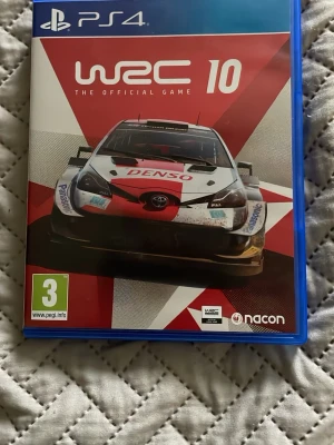 WRC 10 till PS4 rallyspel - WRC 10 är ett rallyspel till PlayStation 4 och 5 .med realistisk grafik och officiella bilar från WRC. Omslaget är rött och vitt med en rallybil i fokus. Spelet kommer i ett blått plastfodral och innehåller både skiva och omslag. Skriv vid minsta aningar, pris kan diskuteras. Och jag försöker svara så snabbt som möjligt 