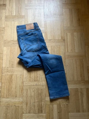 Jack and Jones Jeans Slim Glenn - Säljer dessa jeans från Jack & Jones i modellen ”Slim Glenn”. Storlek 32 x 32. Vid eventuella frågor eller funderingar, skriv!