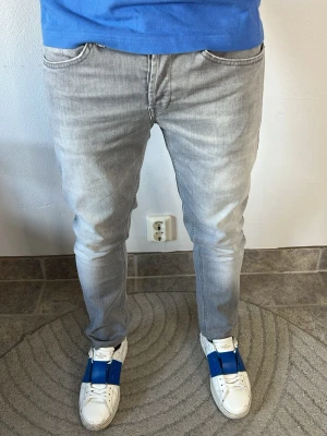 Dondup George 32 - CONDITION — 9/10 Excellent condition.  Light signs of wear.     SIZE — 32 Model is 170 cm, 67kg  MEASUREMENTS (CM) (Please refer to the last photo for measurement guide)  A — 39 cm  B — 95 cm  C — 15 cm